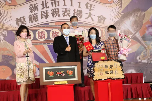为儿怒杠炸物店老板!唐宝宝妈妈感人背景曝光 曾获新北模范母亲