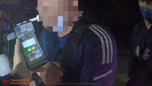 越南男子深夜單手騎車 遇到警察結局超展開