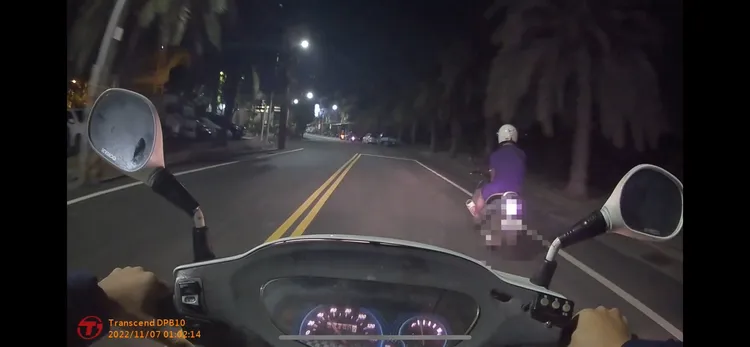 警方發現胡姓男子單手騎車、左搖右晃，立刻上前攔查。讀者提供