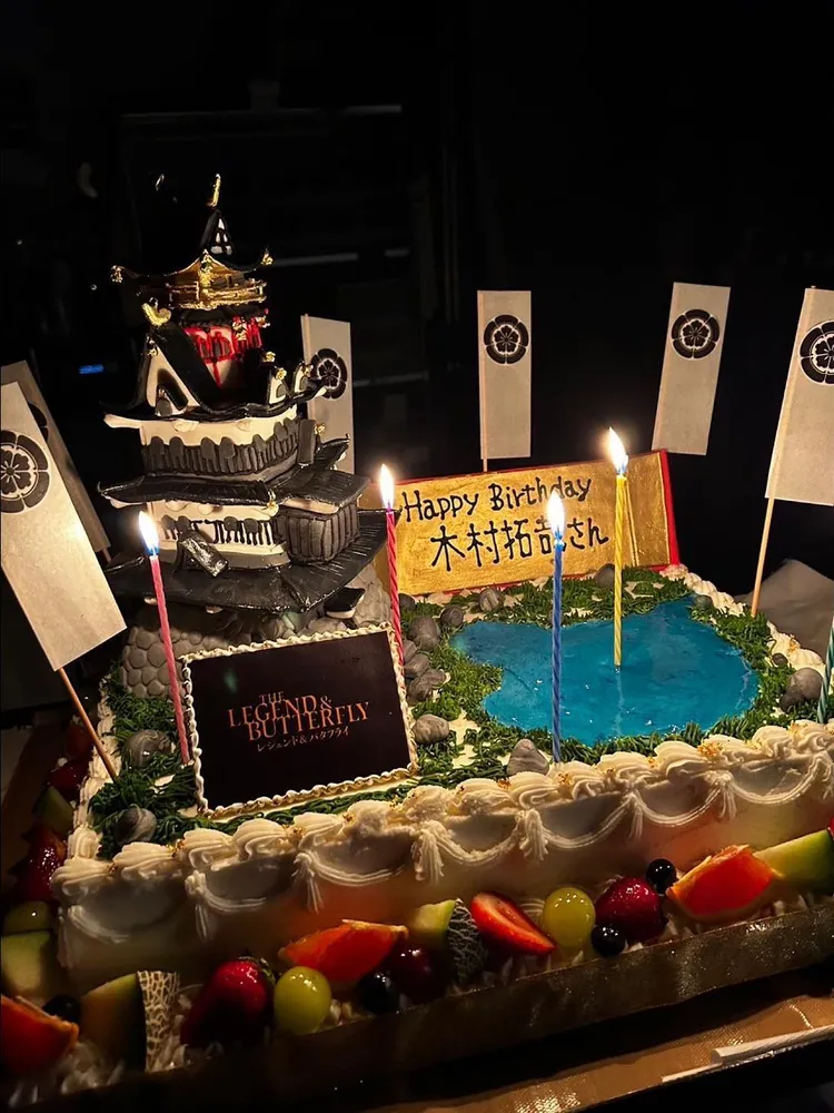 木村拓哉為新片《THE LEGEND & BUTTERFLY》受訪，工作人員替他慶生，蛋糕以織田信長的安土城為造型。翻攝木村拓哉IG
