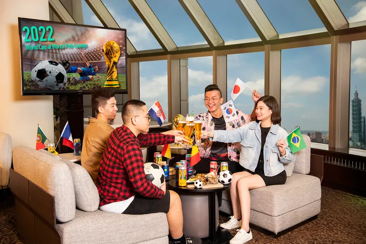 馬可波羅酒廊今年搶搭世足熱，讓民眾重溫在酒吧觀賞賽事的熱血時光。業者提供