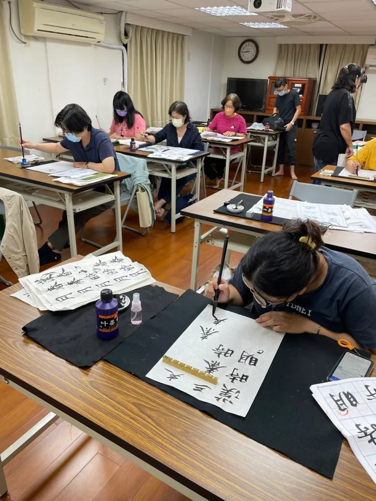 高雄市勞工大學本周六起開放135門課程報名，包括書法等多種課程。勞工局提供