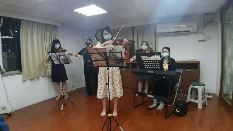 高雄市勞工大學本周六起開放135門課程報名，包括拉小提琴等多種課程。勞工局提供