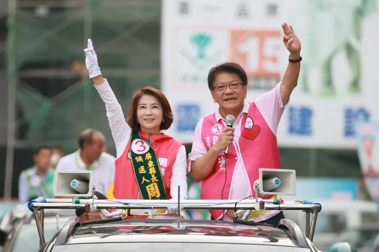 周春米白天掃街外，晚上另在屏東市區辦遊行嘉年華。周春米競選總部提供