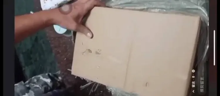 民眾到便利店取貨後回家拆箱。民眾提供