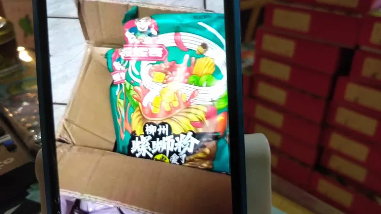 拆箱後寄來的不是香菇竟是螺螄粉。民眾提供