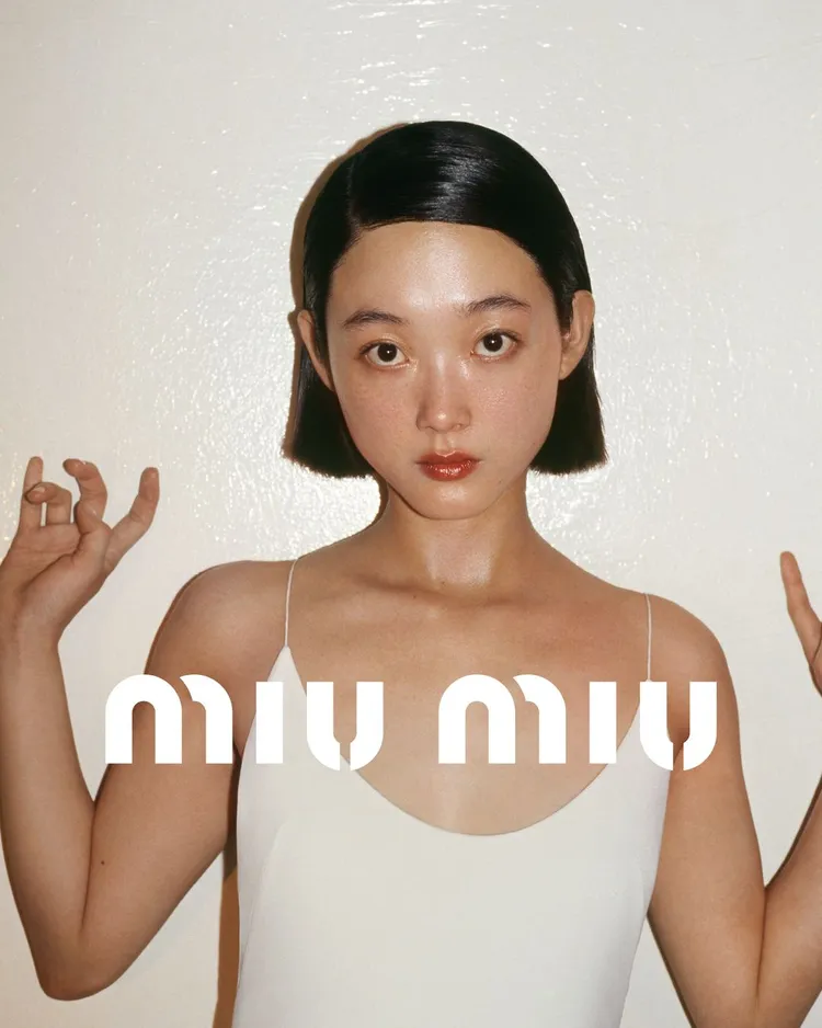 李瑜美端出招牌「厭世臉」見客，詮釋MIU MIU品牌背後蘊藏的矛盾美學。翻攝miumiu IG