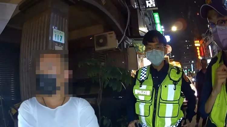 劉男身上被搜出毒品，還裝傻辯稱不知那是什麼。讀者提供