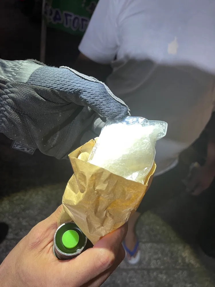 警方在劉男身上查獲毒品。讀者提供