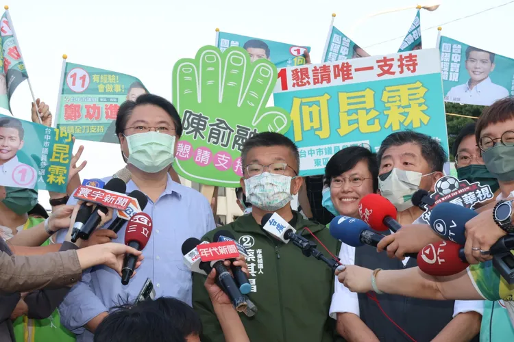 台北市長候選人陳時中跟基隆市長林右昌今天到台中幫參選台中市長的蔡其昌登戰車掃街拜票。張喆喜攝