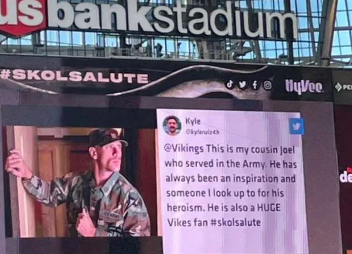 明尼蘇達維京人隊在球場大螢幕，向成人片演員伍飛穿著「戲服」的劇照致敬。翻攝twitter/ Minnesota Vikings