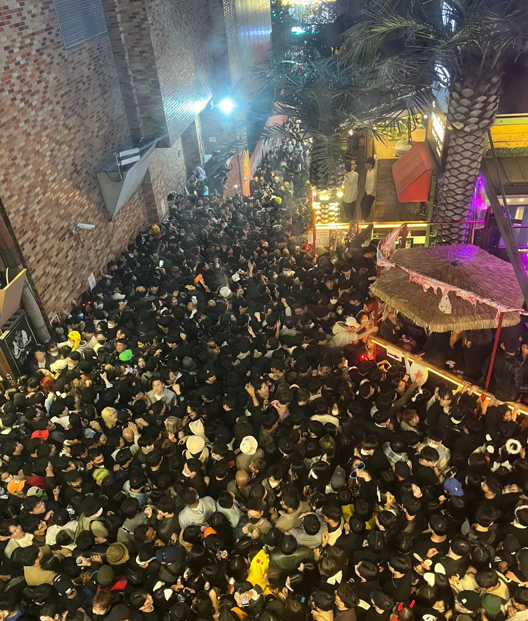 夜店林立的梨泰院上個月29日發生推擠踩踏事故,死傷慘重。路透社