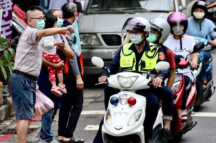 有民眾對陳時中車隊比倒讚。林林攝