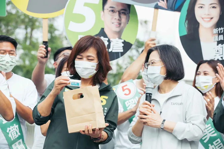 蔡英文送沈慧虹喉糖。沈慧虹競辦提供