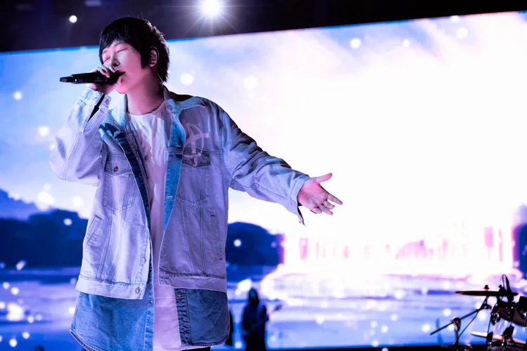 五月天將在桃園棒球場舉行售票跨年演唱會。相信音樂提供