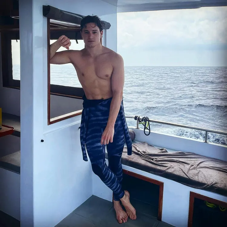 出生法國安錫的Emmanuel Tarpin，曾就讀日內瓦藝術與設計大學，他將往返兩地所見的雪白景致變成聯名錶的設計靈感。翻攝emmanuel_tarpin IG