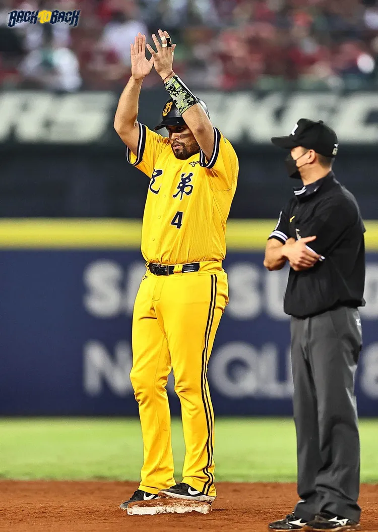 福來喜敲出系列賽首安。兄弟提供