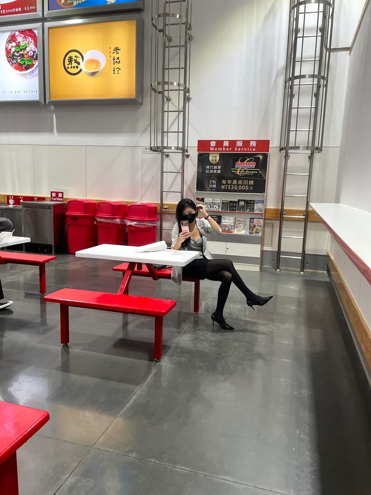 好市多黑絲襪+高跟鞋的長腿妹引起討論。翻攝自爆廢公社