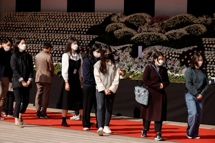 前去首爾市政廳廣場致哀的年輕人，不少都淚流滿面。路透社