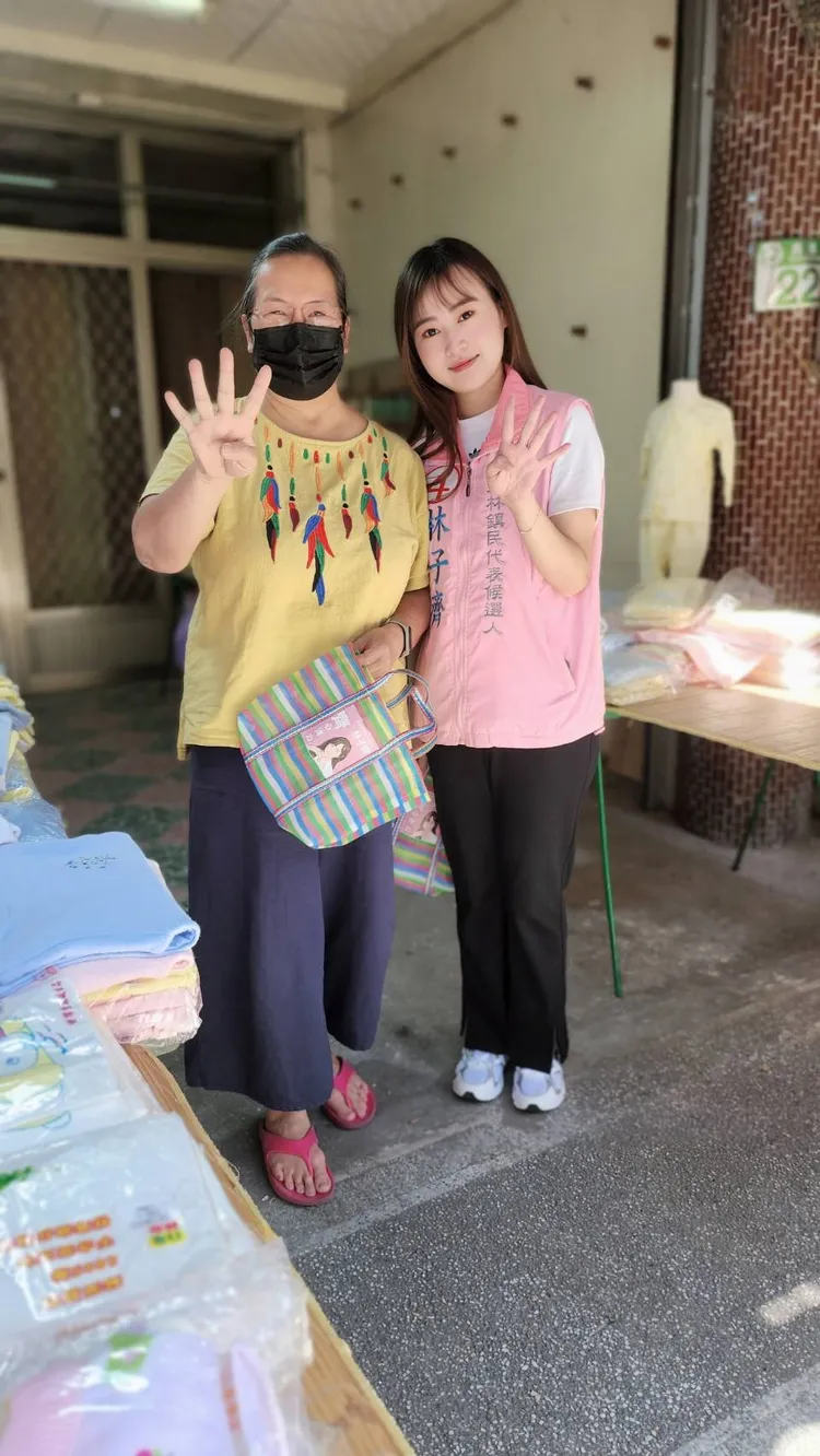 林子齊深入菜市場拜票。黃瑞娟攝