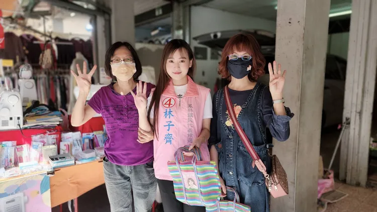 市場買菜民眾給予林子齊正面鼓勵。黃瑞娟攝