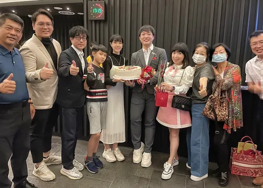 蔣榮宗27歲生日研究義式咖啡機　衛武營樂迷包圍暖壽