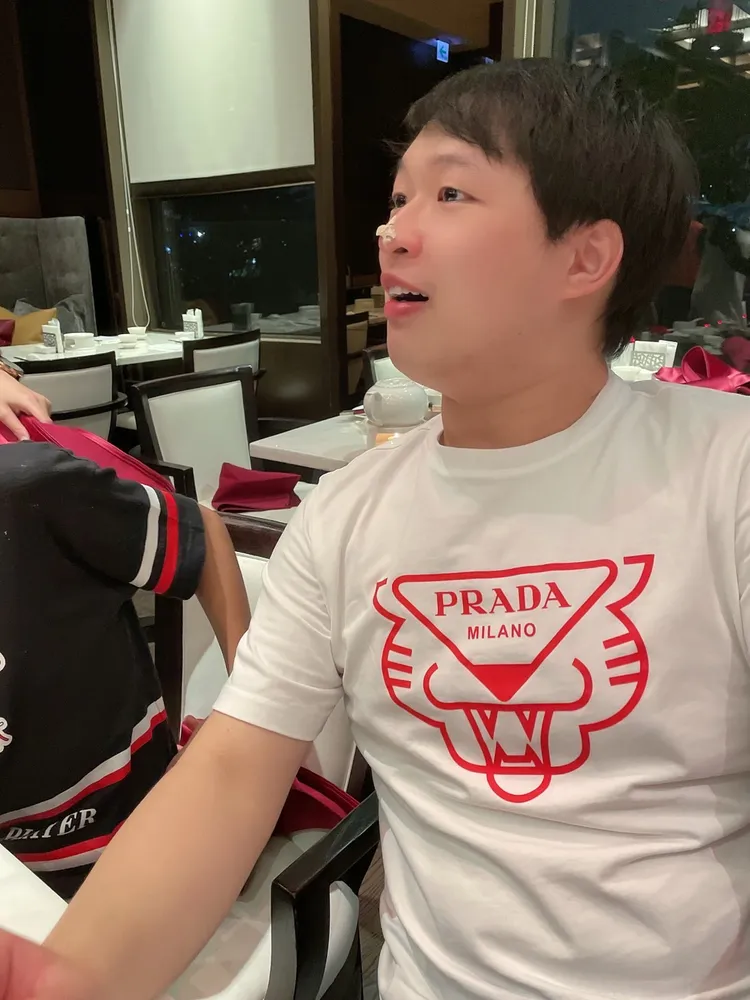 蔣榮宗慶功宴加慶生被抹奶油。ZONG MUSIC提供