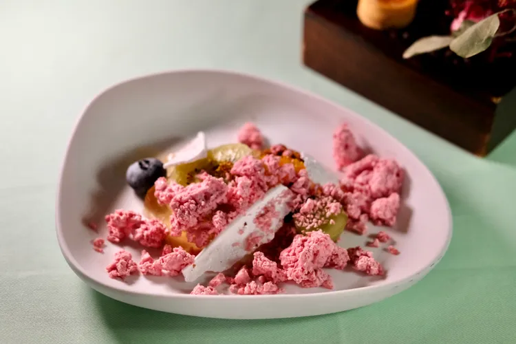 甜點是現炒出的碎冰，加上台灣野生愛玉凍、蛋白餅及新鮮果粒等。葉盛耀攝