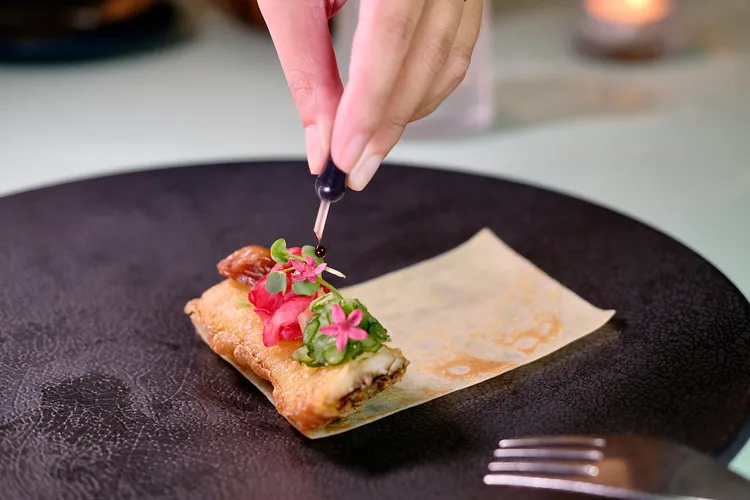 「香魚」底下是法式可麗餅做成捲皮，香魚加上醋漬櫻桃蘿蔔、小黃瓜、果乾，並滴上無花果巴薩米可醋。葉盛耀攝