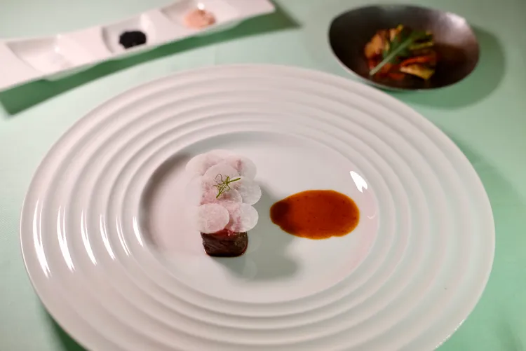 主菜選擇之一的「伊比利豬」，選用Bellota等級最珍貴的腰眼肉，脂豐肉嫩。上頭還有漂亮的豆薯薄片。葉盛耀攝