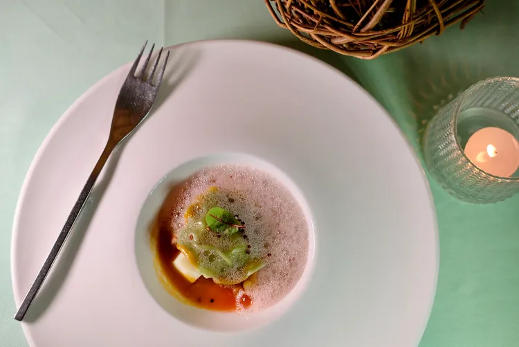 「胭脂蝦」是以加入蝦餡的義大利方餃來呈現，上頭還有梅子酒泡泡。葉盛耀攝