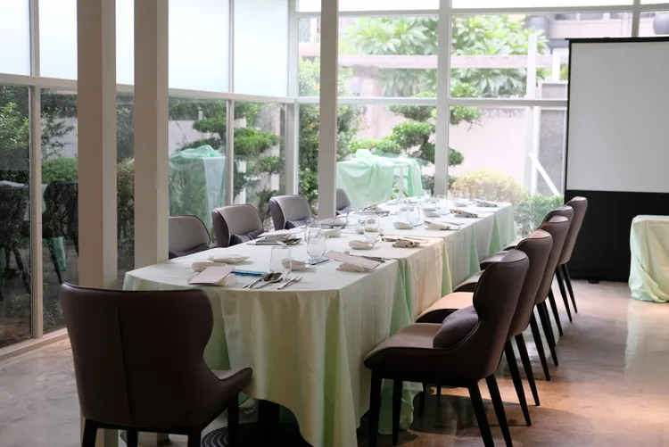 老房子連接天光迆邐的玻璃屋，別具舒適感與獨特味道。葉盛耀攝