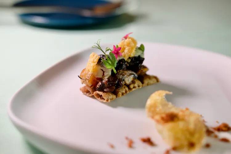 「法式田螺」酥皮上是田螺肉、起司、蒜、羅勒與白蘭地烹製田螺醬汁，一旁還襯著馬鈴薯薄片。葉盛耀攝