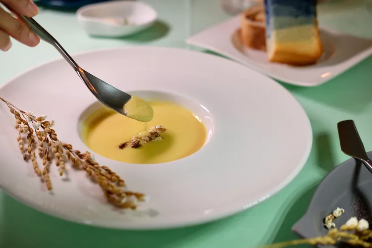 「黃色玉米」即玉米濃湯，27號水果玉米搭26號台南玉米熬煮出，滋味濃醇。葉盛耀攝