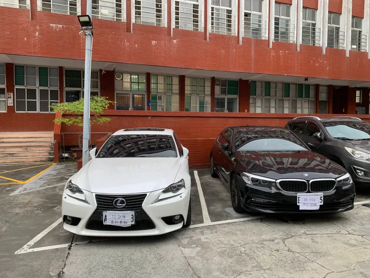 嫌犯出入都以百萬名車代步。讀者提供