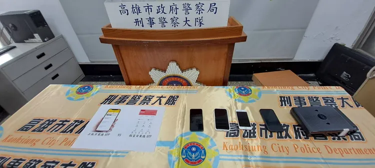 警方查獲以國際信投公司為名的詐騙集團機房。羅琦文攝