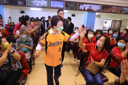 穿中信兄弟球衣跑行程被酸　盧秀燕不受影響「穿到總冠軍賽結束」