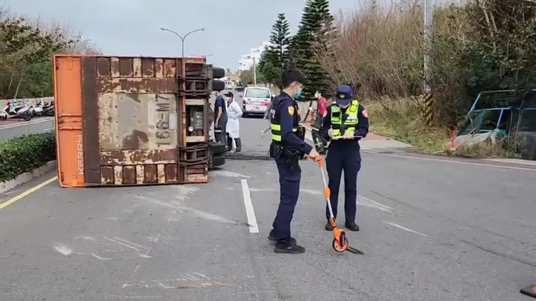 警方人員在事故現場丈量釐清事故原因。許逸民攝