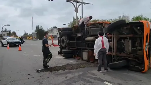澎湖強風吹翻過彎宅配車 警消就地挖土覆洩油防起火