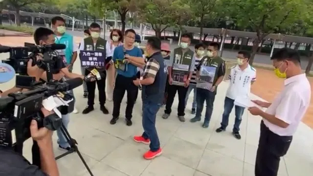 陳怡樵與林聖爵22日當眾爆發拉扯搶麥衝突。民眾提供