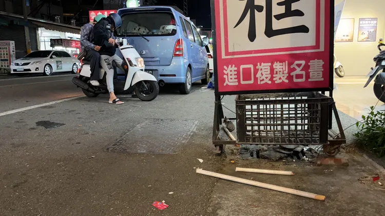 事發現場在斗六市中山路永昌西街口，地上留有打斷的棍棒。民眾提供