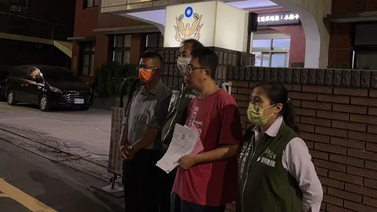 陳怡樵（中）由斗六市長候選人許百芳（右）陪伴在警局前對外說明經過。魏嘉良攝