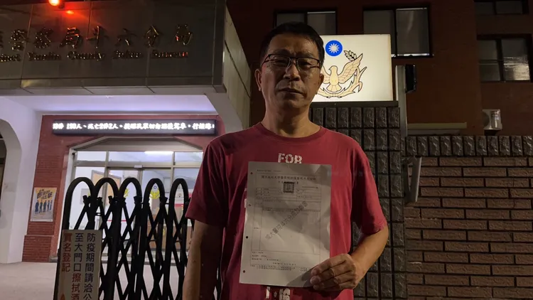 陳怡樵拿驗傷單報警指控遭人選舉暴力。魏嘉良攝