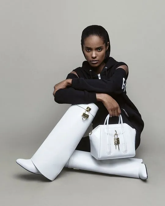 Shark Lock長靴鞋身綴有GIVENCHY標誌性的4G logo鎖頭。品牌提供