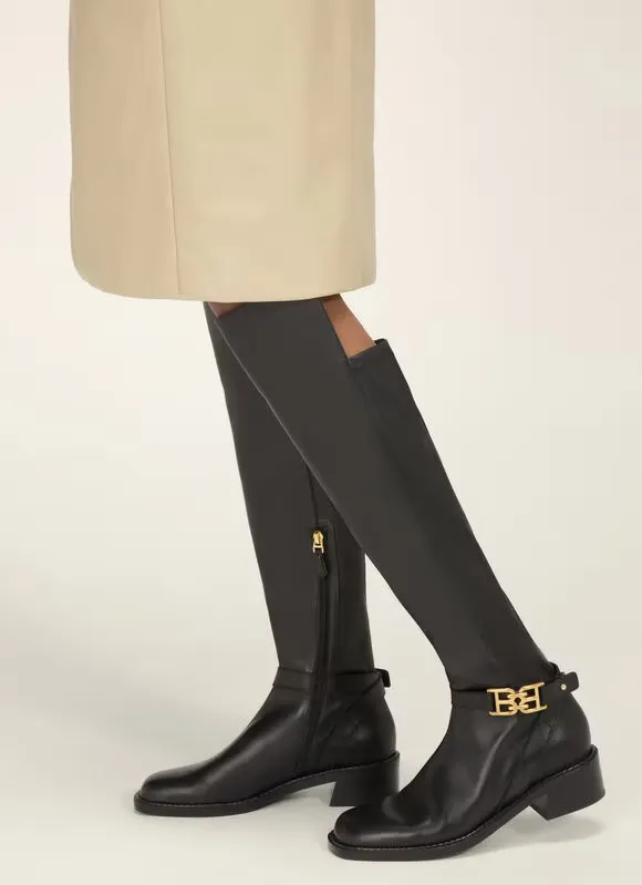 瑞士精品BALLY本季於B-Chain系列下推出的Eloire過膝靴，同樣藉由前後片不同高度的設計，大玩視覺詐欺術。品牌提供