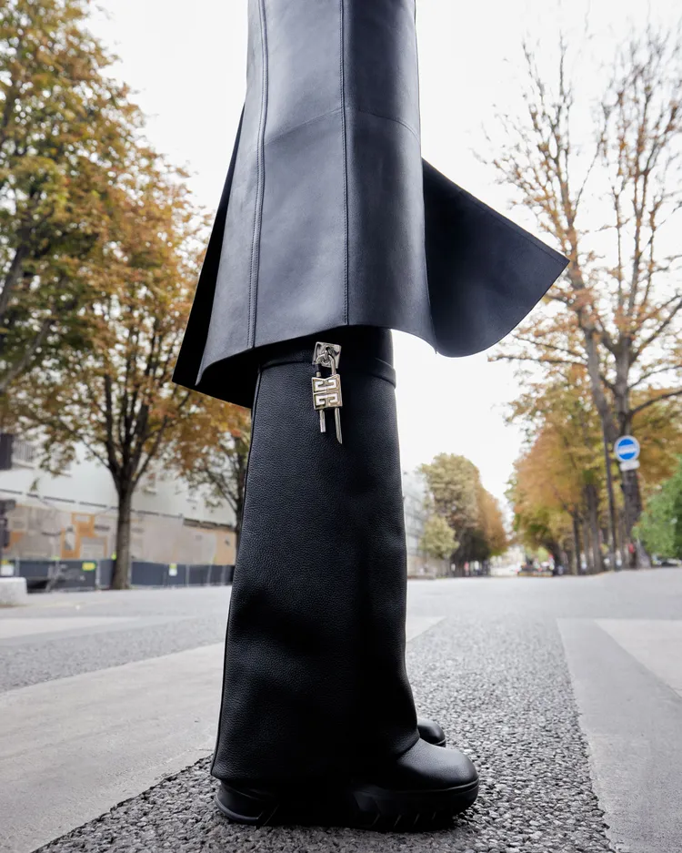 造型獨特的Shark Lock長靴，有著延長腿部線條的視覺效果。品牌提供