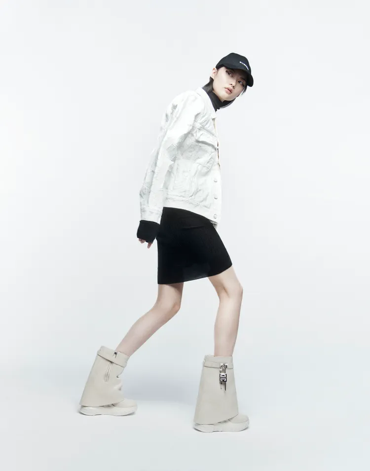 GIVENCHY Shark Lock Biker短靴，5萬4000元。品牌提供