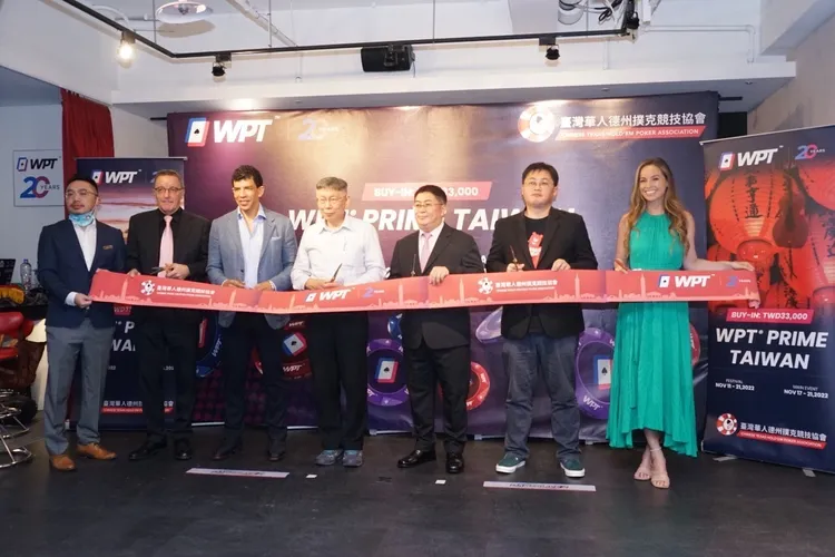 柯文哲(中)支持德州撲克是競技。市府提供