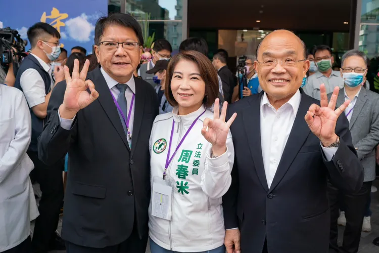 周春米今年黨內初選出線後，行政院長蘇貞昌屢次重大屏東建設活動場合，都曾主動把她拉到旁邊。周春米競選總部提供