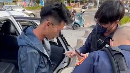 高雄男駕車抽菸卻被警掏槍逮補 喝2手啤酒飛車竄逃下場超慘